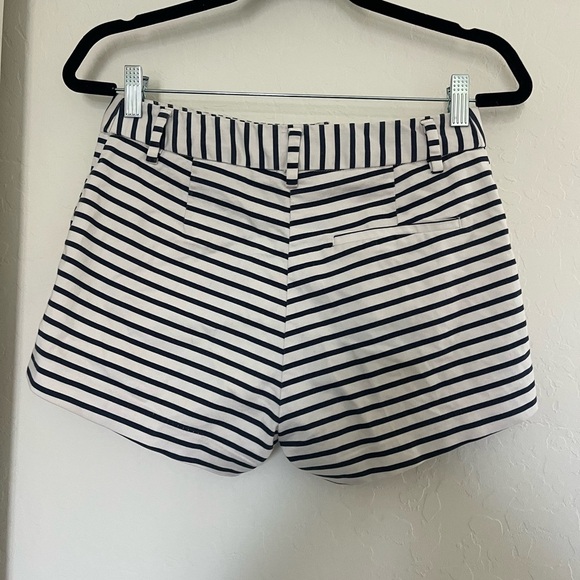 H&M Women’s Shorts 8 Striped Navy White Nautical Preppy Short Summer Chino - Picture 2 of 3